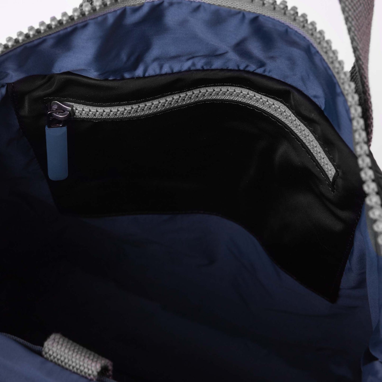 Roka Camden A Medium Sustainable Nylon Caprinha