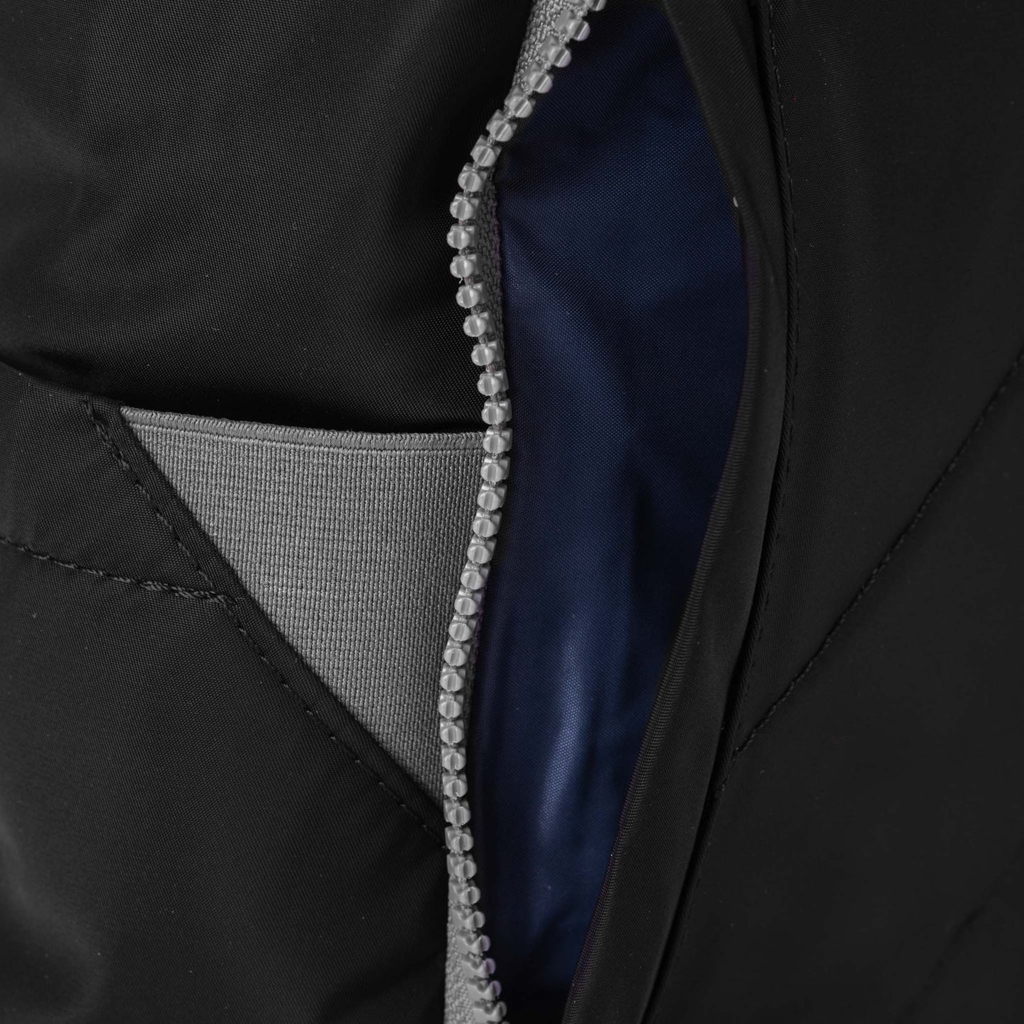 Roka Camden A Medium Sustainable Nylon Caprinha